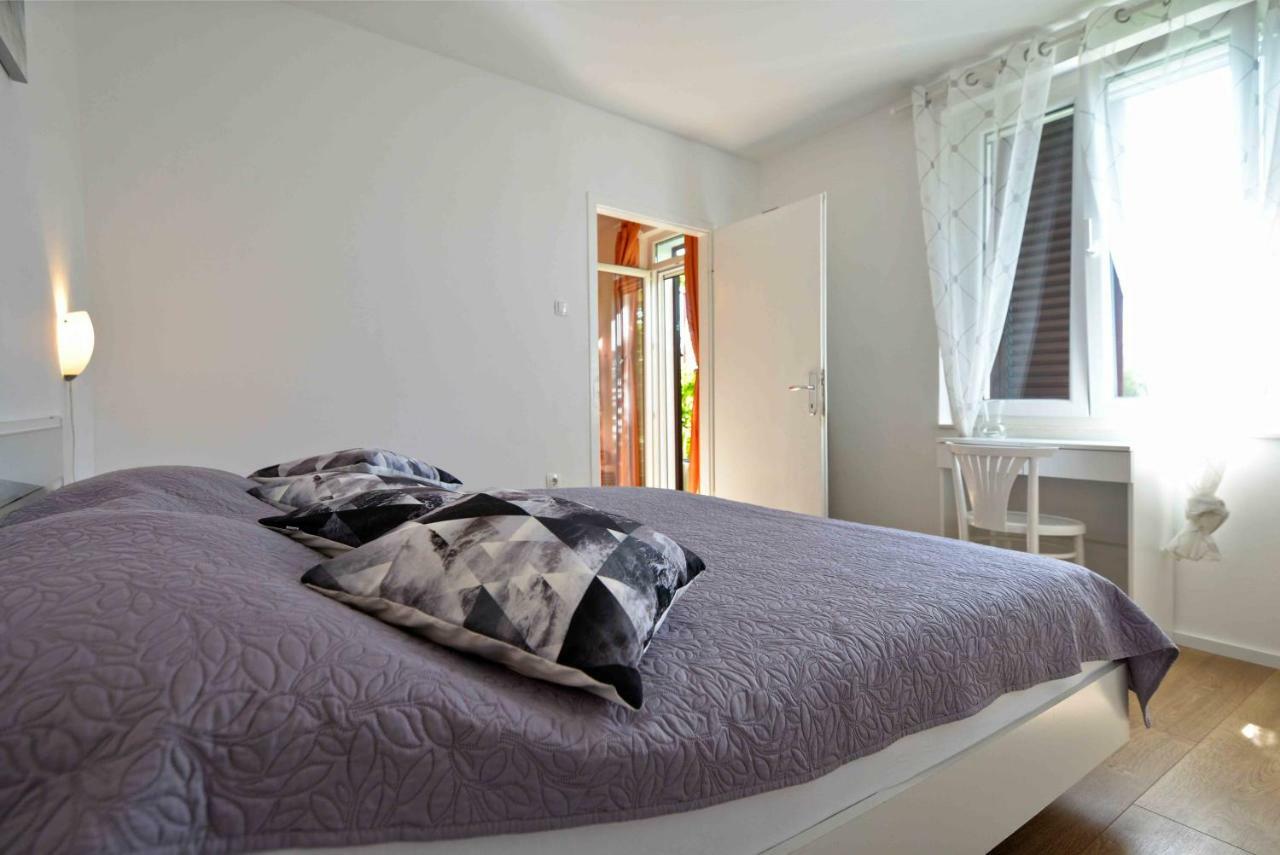Beach Apartment Kate With Sea View, Balcony And Parking, Murter, Dalmatia Exteriér fotografie
