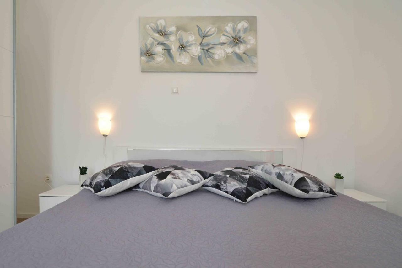 Beach Apartment Kate With Sea View, Balcony And Parking, Murter, Dalmatia Exteriér fotografie
