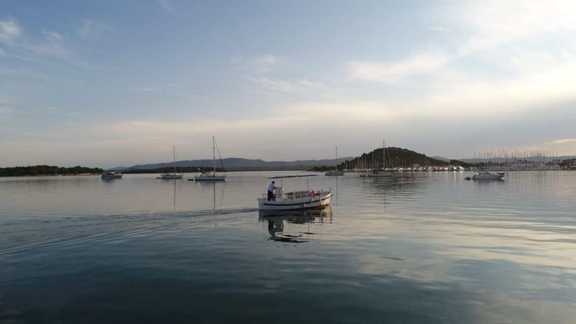 Beach Apartment Kate With Sea View, Balcony And Parking, Murter, Dalmatia Exteriér fotografie